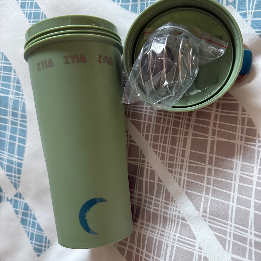 ZYIA Green Shaker Cup with Lid - Brand New